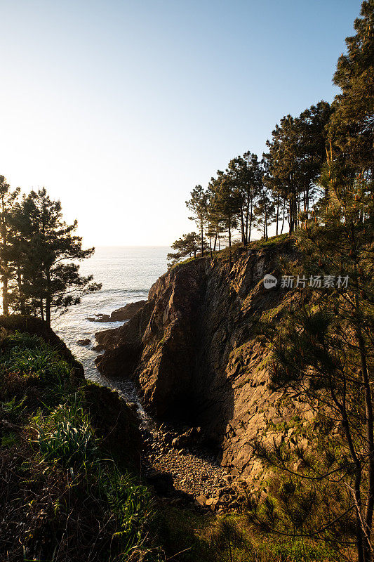 Ría de Betanzos海岸的悬崖。